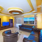 A Luxury Townhouse! Будинок відпочинку *