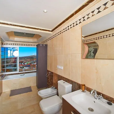 A Luxury Townhouse! Будинок відпочинку *