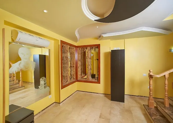 A Luxury Townhouse! Адехе